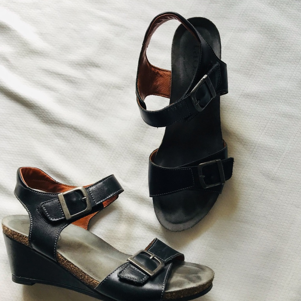Taos Women's Black Wedge Sandals - Picture 5 of 11
